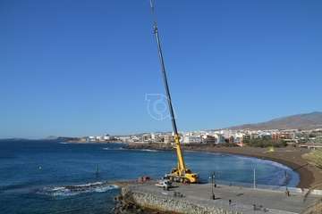 Una grúa de 80 metros trabaja en la reparación del Neptuno en Melenara/TA.